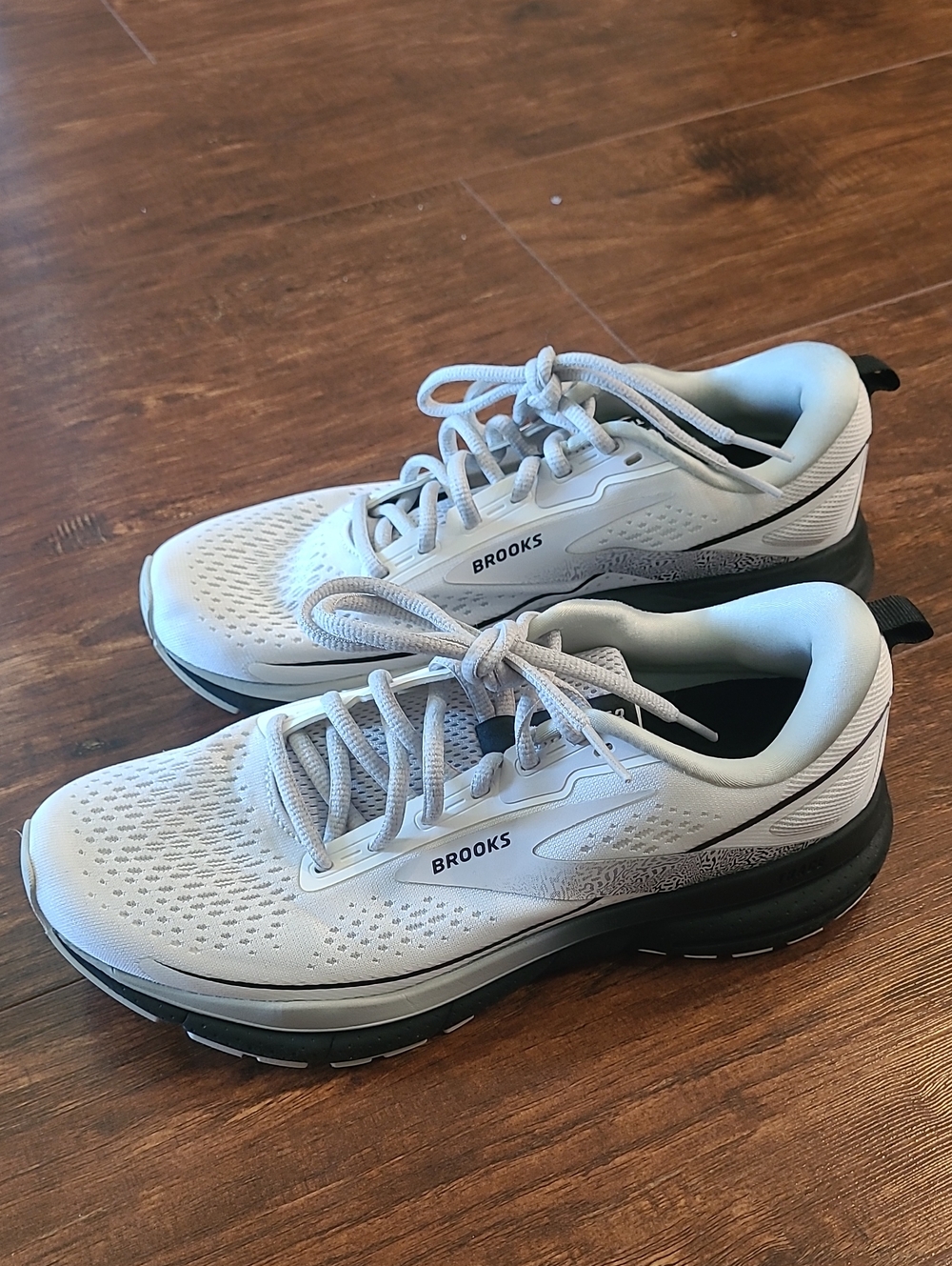 Brooks Men's White and Gray Athletic Running Shoes Size 8